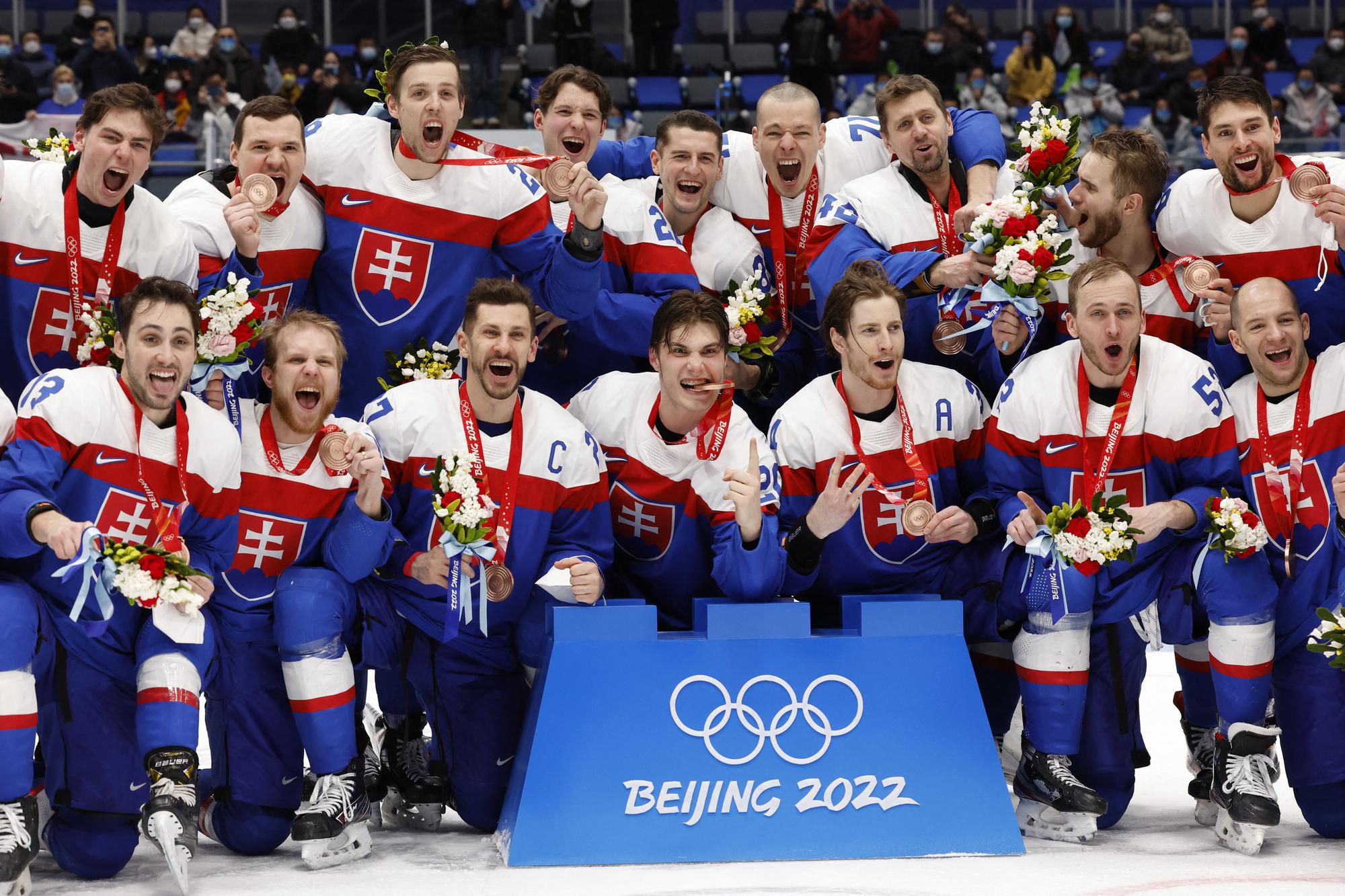 Slovenskí hráči oslavujú po zisku bronzu.