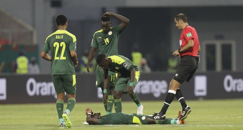 Hráči Senegalu sa skláňajú nad Sadiom Manem.