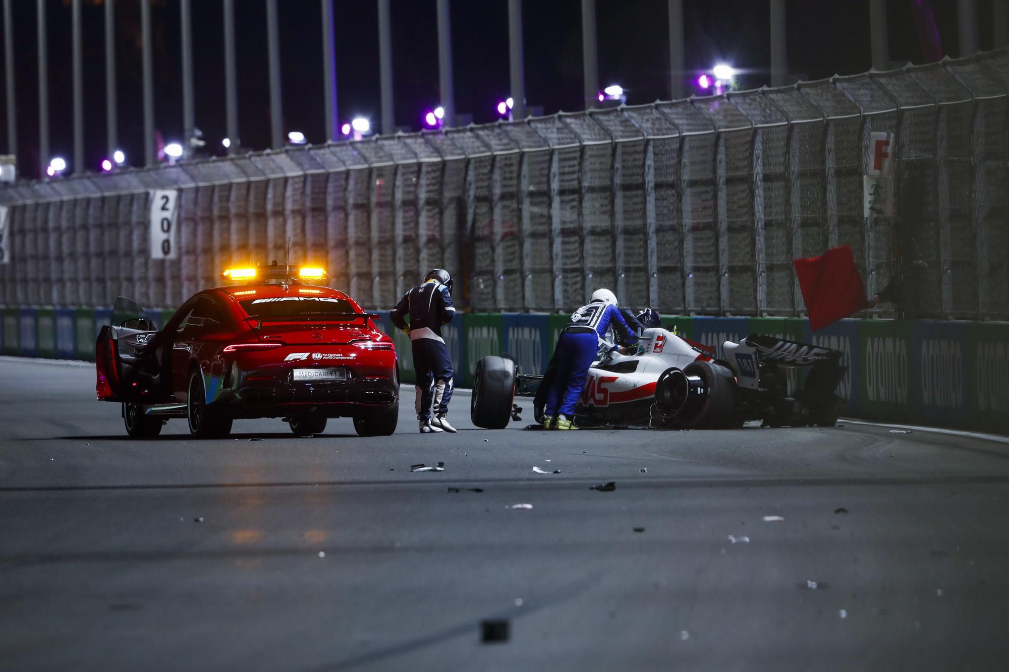 Mick Schumacher po nehode v kvalifikácii na Veľkú cenu Saudskej Arábie.