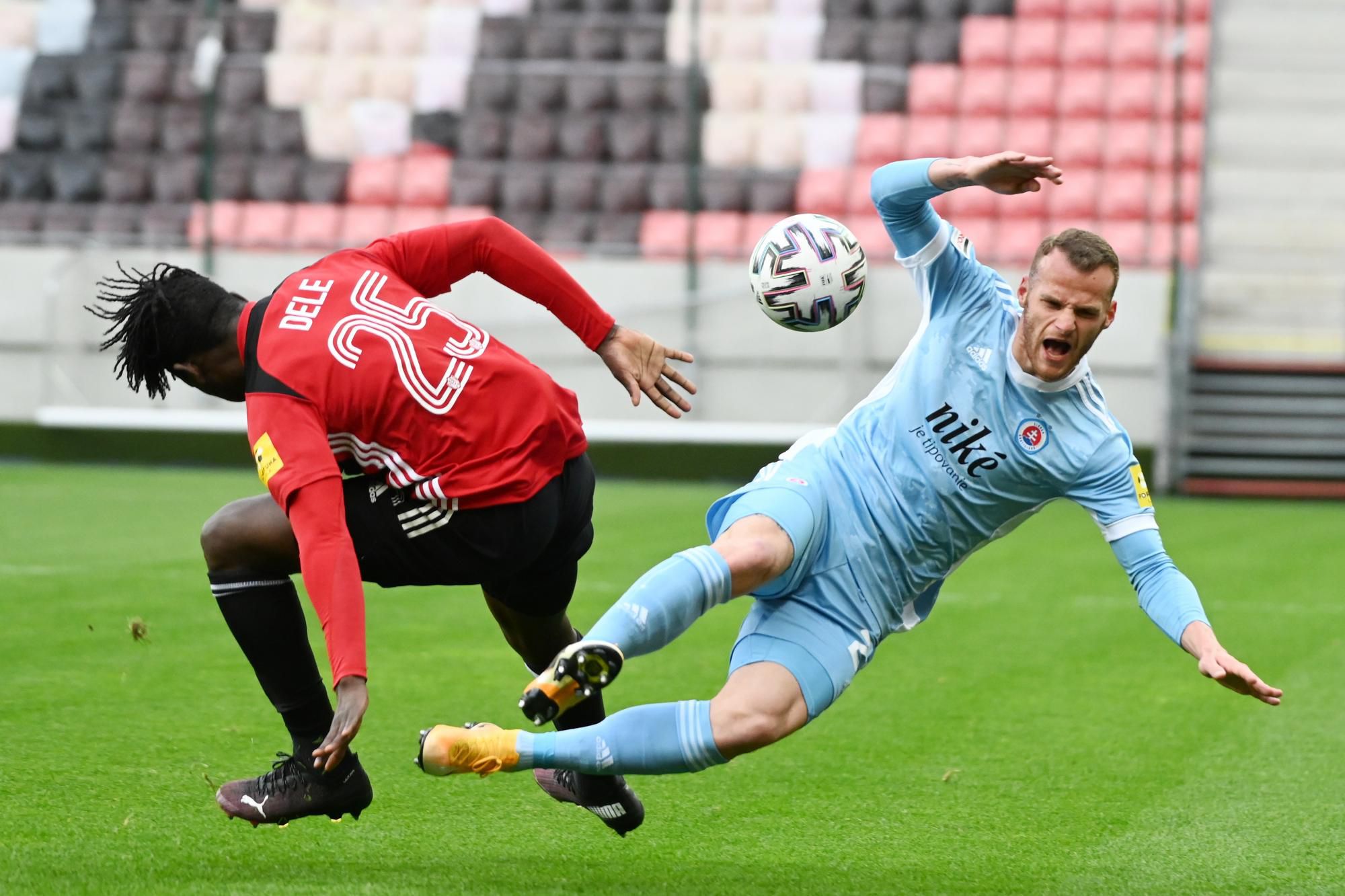 vľavo hráč Trnavy Bamidele Yusuf a hráč Slovana Lukáš Pauschek počas zápasu medzi FC Spartak Trnava a ŠK Slovan Bratislava