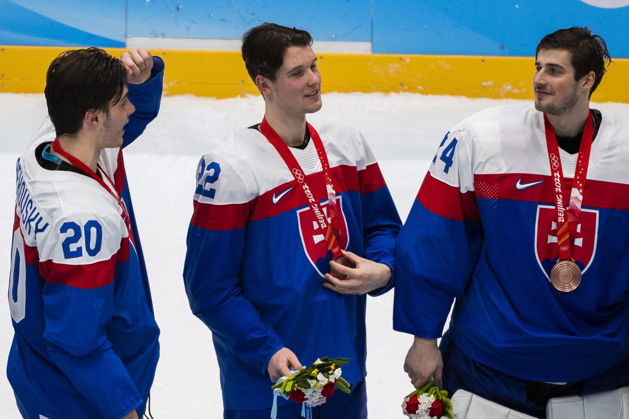 Zľava Juraj Slafkovský, Samuel Kňažko a brankár Patrik Rybár oslavujú bronz