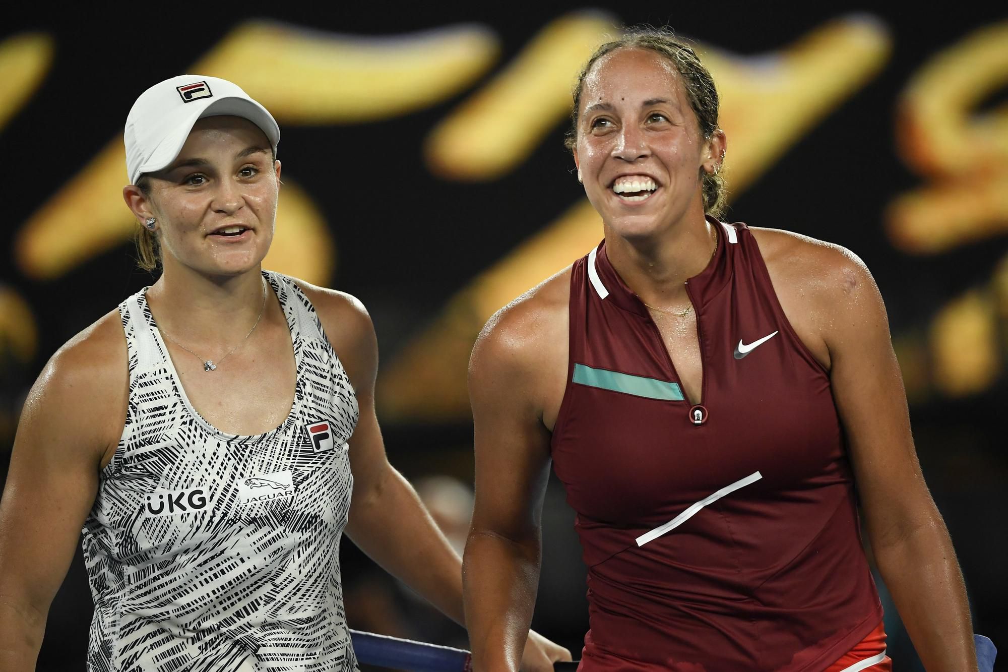 Ash Bartyová (vľavo) a Madison Keysová sa zdravia pri sieti po semifinále ženskej dvojhry.