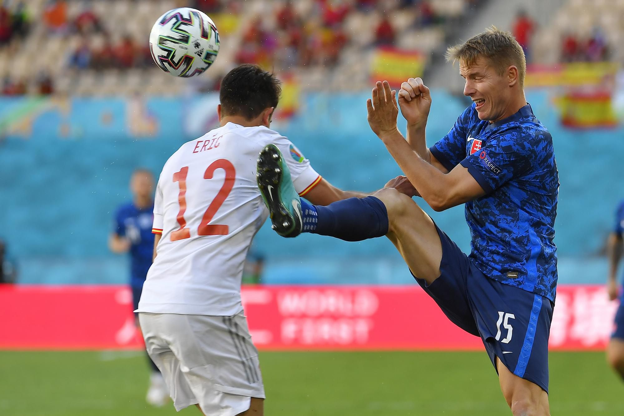 EURO 2020: Slovensko - Španielsko: Zľava Eric García (Španielsko) a Tomáš Hubočan (Slovensko) bojujú o loptu