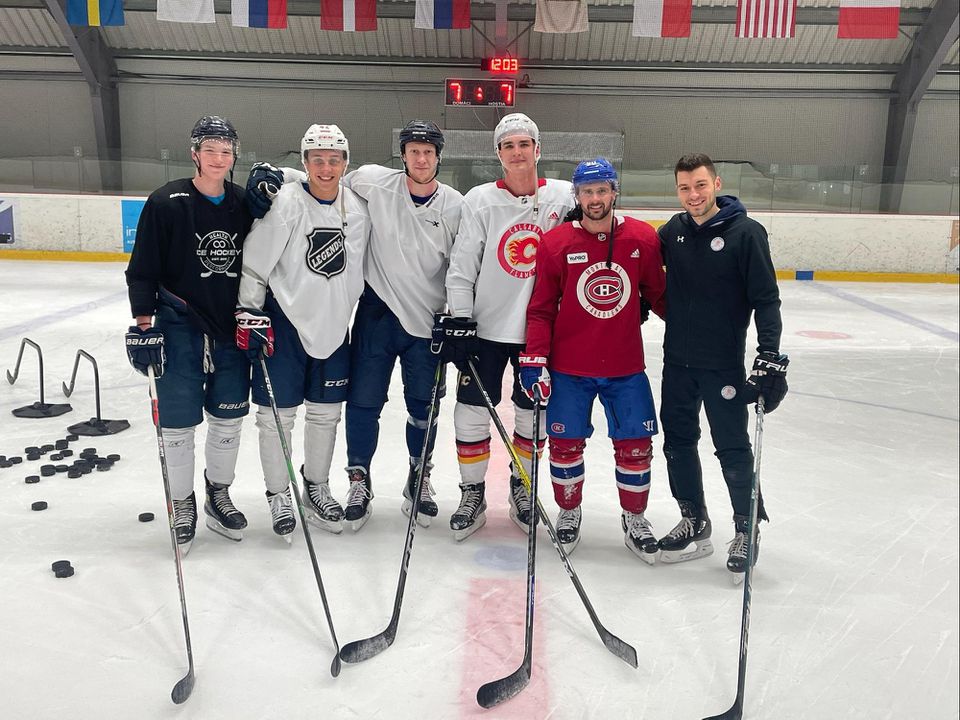 S Kronim Muslium v príprave pravidelne trénujú hráči NHL Martin Fehérváry s Tomášom Tatarom, Adam Ružička, ktorý je na hrane profiligy a skúsený obranca z KHL Michal Čajkovský.