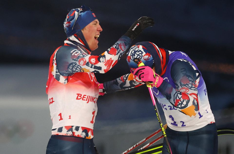 Nórski bežci na lyžiach Erik Valnes a Johannes Hösflot Kläbo