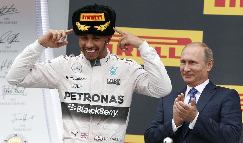 Lewis Hamilton po víťazstve Veľkej ceny Ruska v roku 2015. V pozadí Vladimir Putin