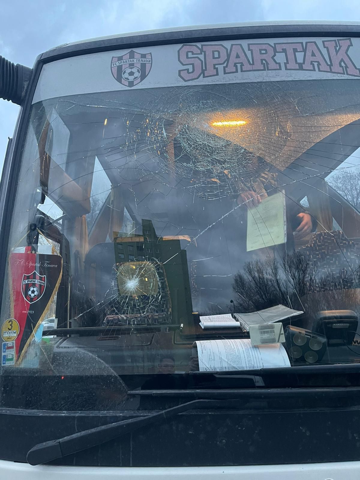 Autobus FC Spartak Trnava s rozbitým čelným sklom