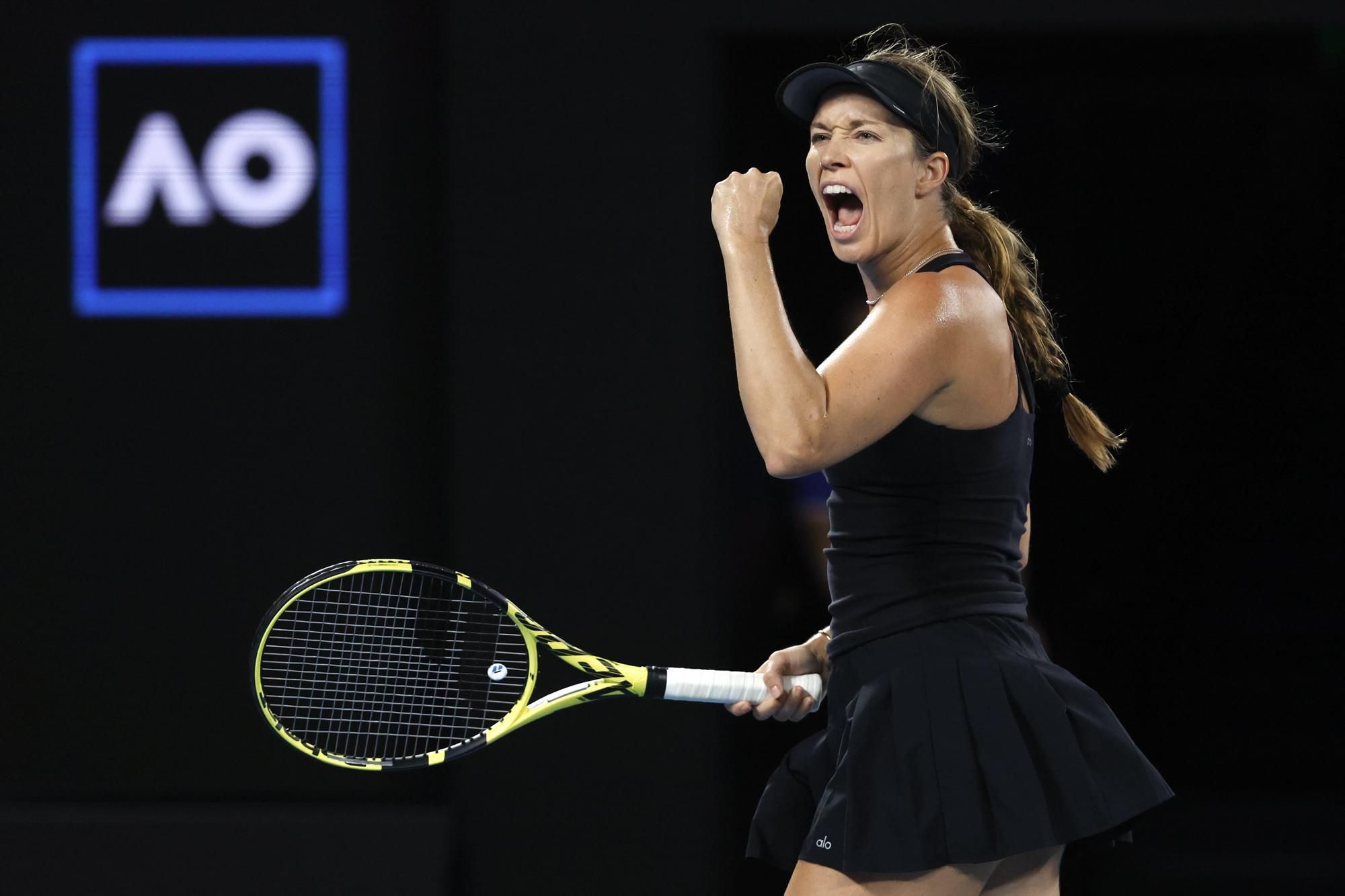 Danielle Collinsová zatína päsť počas semifinále proti Ige Swiatekovej na Australian Open.