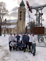 Na fotke môžete vidieť slovenský tím, ktorý pomáha s úpravou tratí na ZOH 2022 v Pekingu.