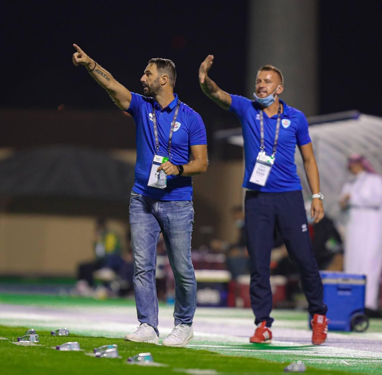 Martin Ševela (vľavo) na lavičke saudskoarabského klubu Abha Club