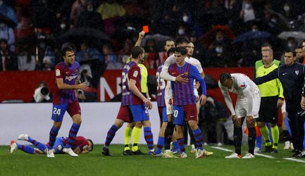 Hráčovi Sevilly praskli nervy, Barcelona nepotrestala oslabenie súpera výhrou