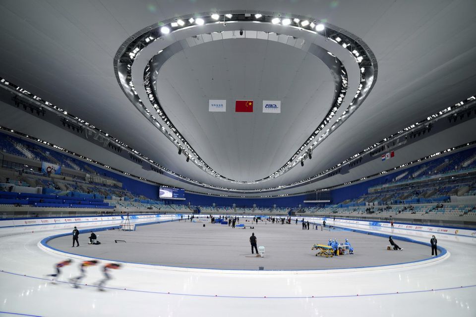 Rýchľokorčuliari pretekajú počas testovacieho podujatia na zimné olympijské hry v Národnom rýchlokorčuliarskom ovále v Pekingu