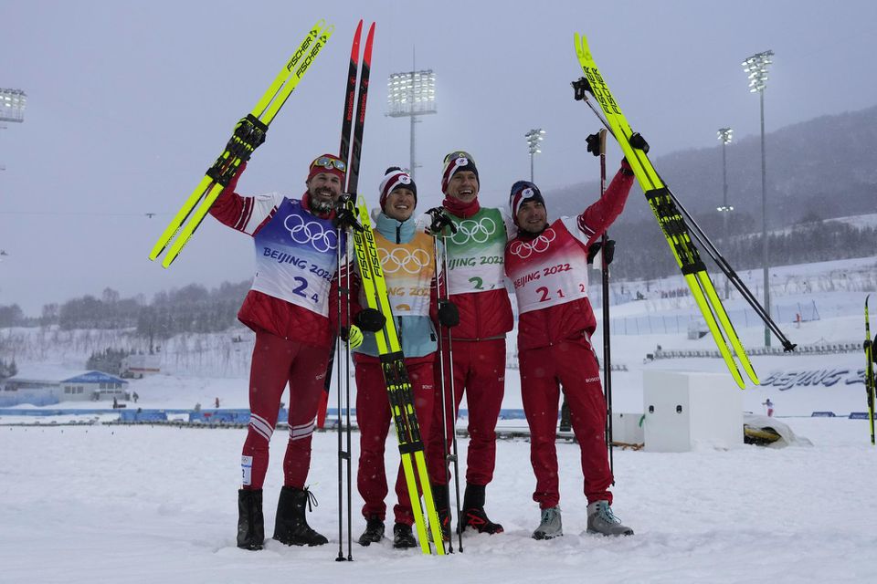 Ruskí bežci na lyžiach sa tešia zo zisku zlatej medaily v štafete na ZOH 2022