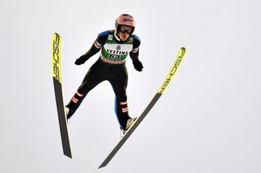 Skokan na lyžiach letel tak dlho, akoby ani nemal dopadnúť