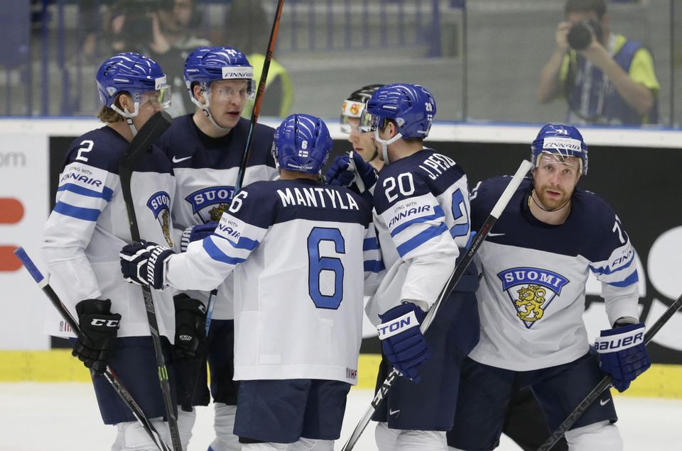 Fínski hokejisti sa tešia po strelení gólu