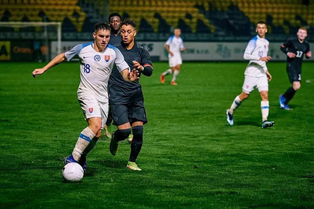 Slovensko reprezentuje Gabriel Halabrín (s loptou) v kategórii do 19 rokov.