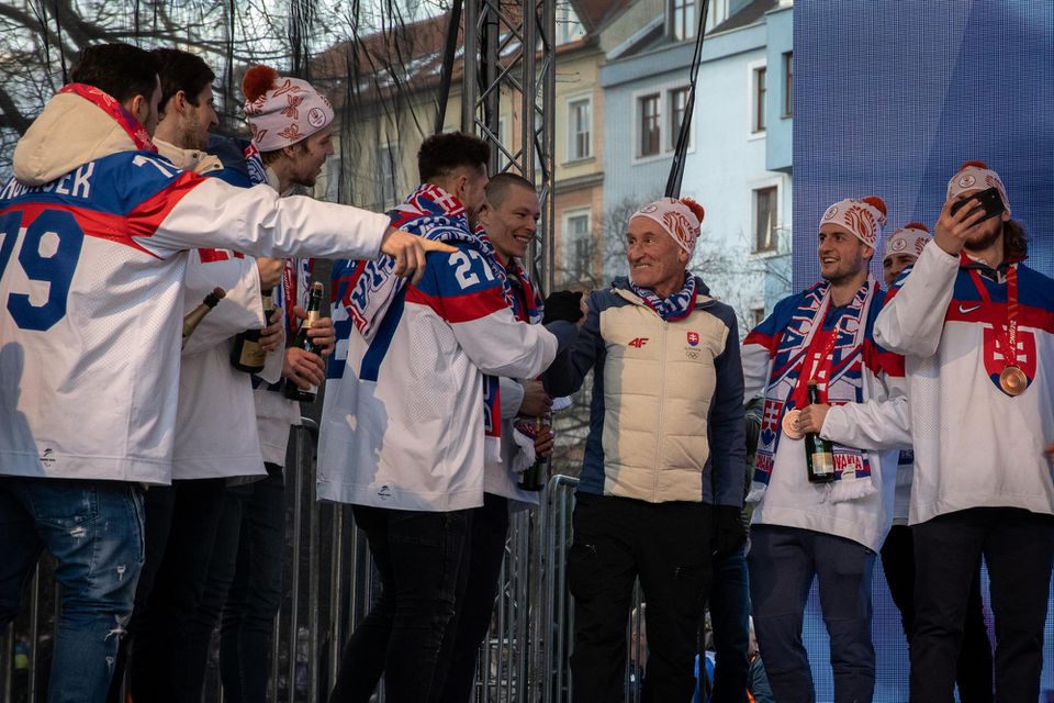 Oslavy bronzových hokejistov na námestí.