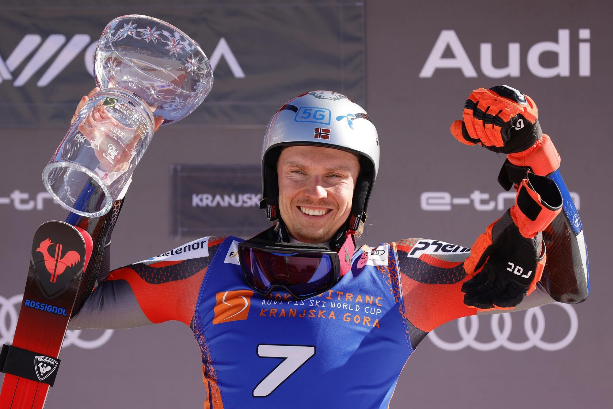 Nór Henrik Kristoffersen pózuje na pódiu po víťazstve v obrovskom  slalome Svetového pohára alpských lyžiarov v slovinskom stredisku Kranjska Gora