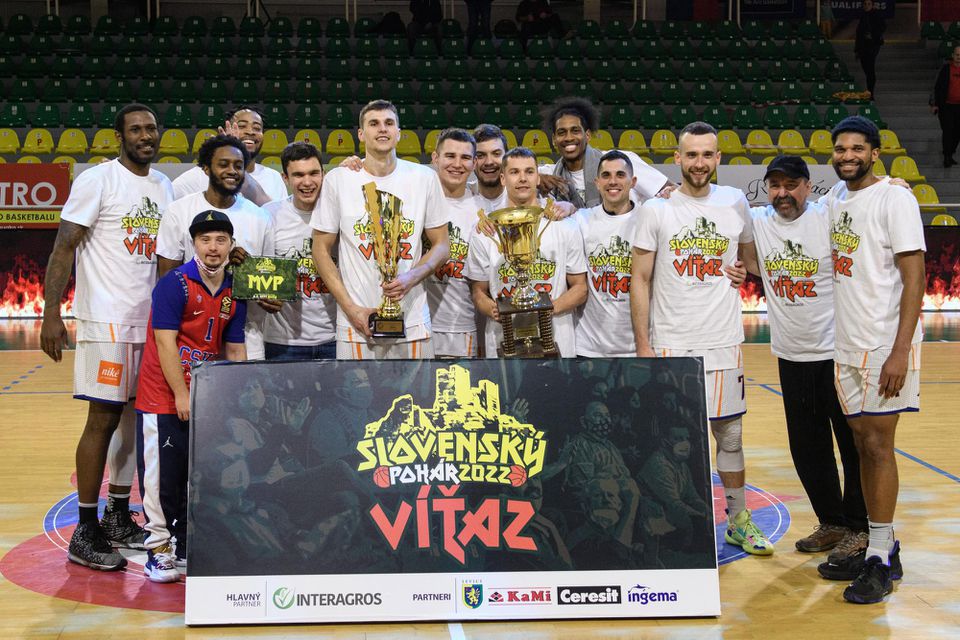 Basketbalisti BKM Lučenec oslavujú triumf vo finále Slovenského pohára