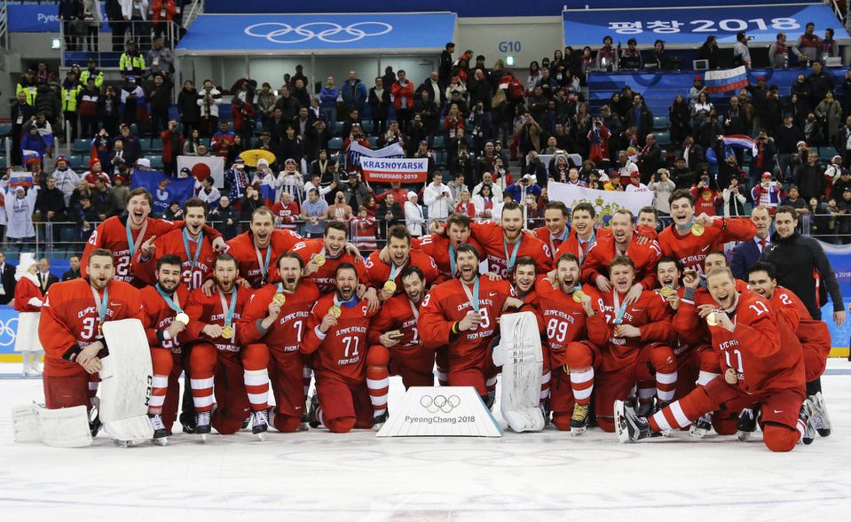 Hokejisti z tímu Olympijskí športovci z Ruska pózujú so zlatými olympijskými medailami na ZOH 2018