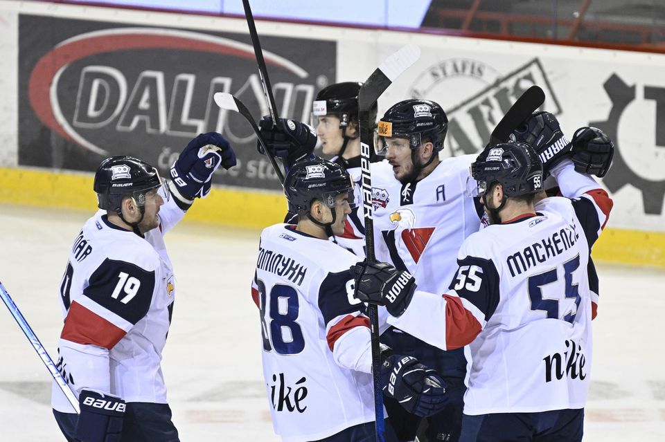 Hráči HC Slovan Bratislava sa tešia po góle.