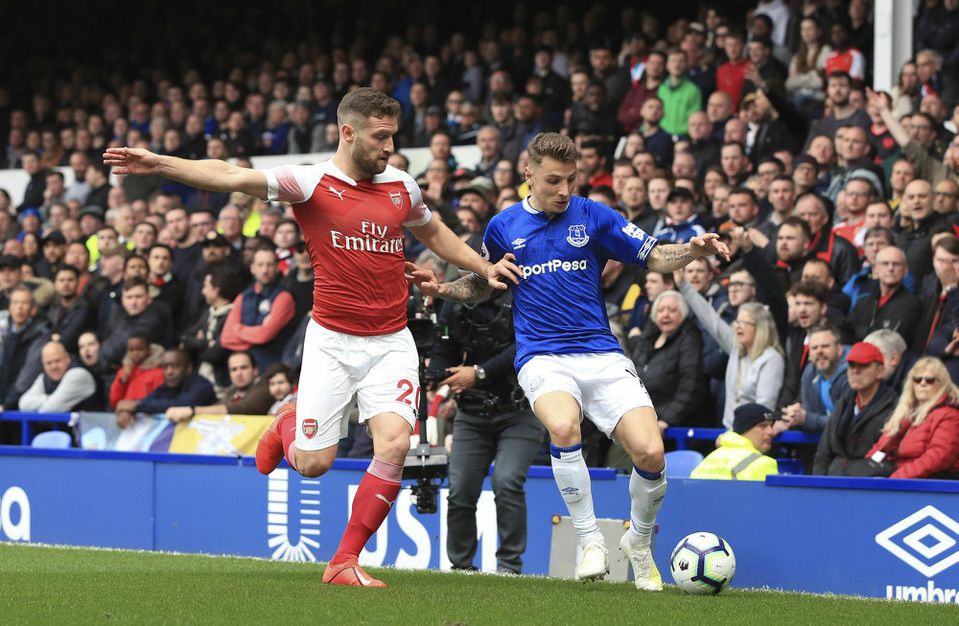 Hráč Evertonu Lucas Digne (vpravo) a hráč Arsenalu Shkodran Mustafi v súboji o loptu