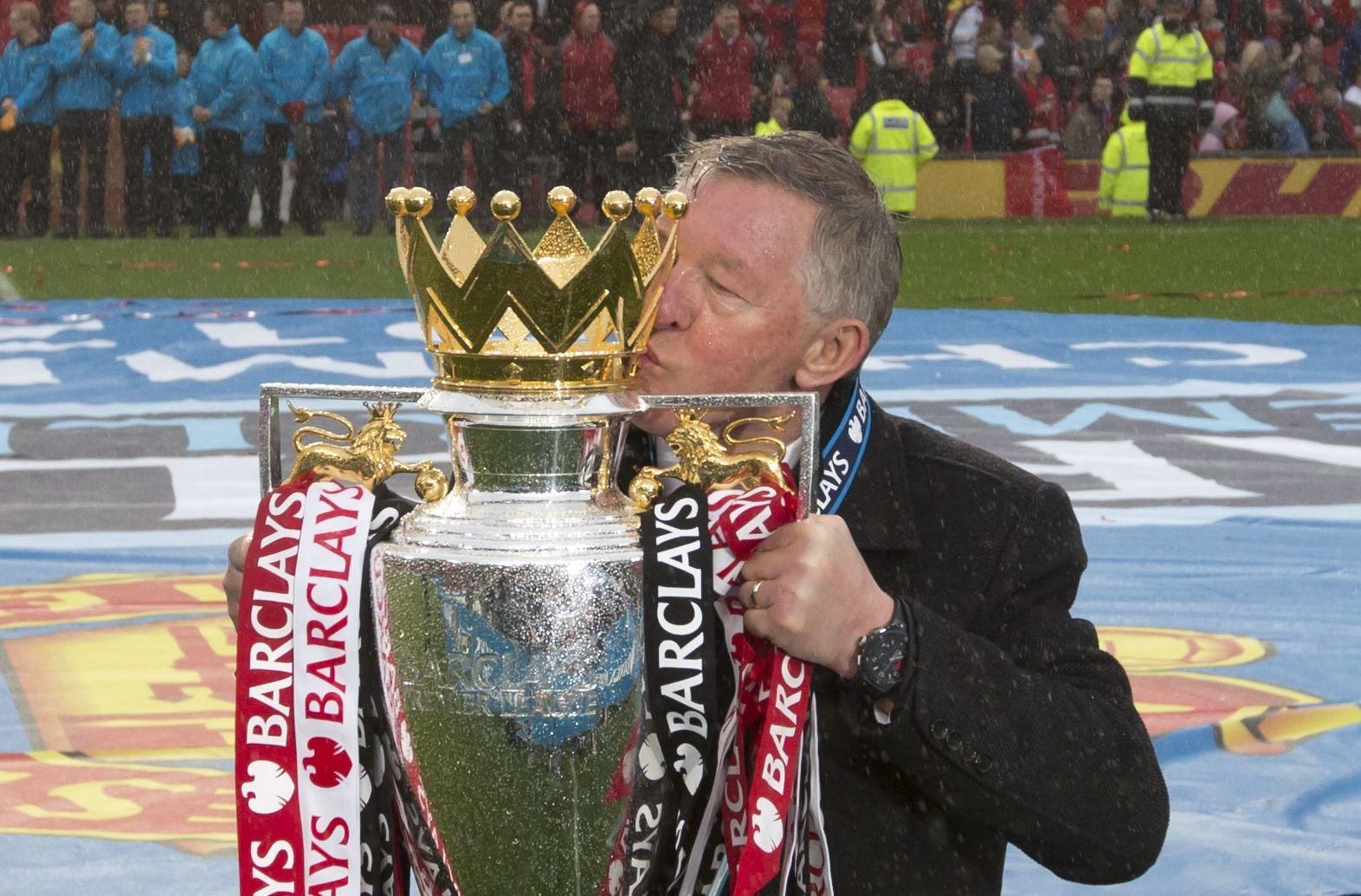 sir Alex Ferguson bozkáva trofej pre majstra Anglicka