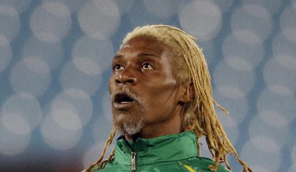 Futbalovú reprezentáciu Kamerunu povedie bývalý obranca Liverpoolu
