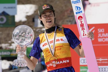 Svetový pohár: Kobajaši získal veľký glóbus, posledné preteky sezóny vyhral Lindvik