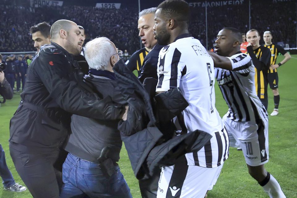 Majiteľ futbalového klubu PAOK Solún Ivan Savvidis vtrhol na hraciu plochu