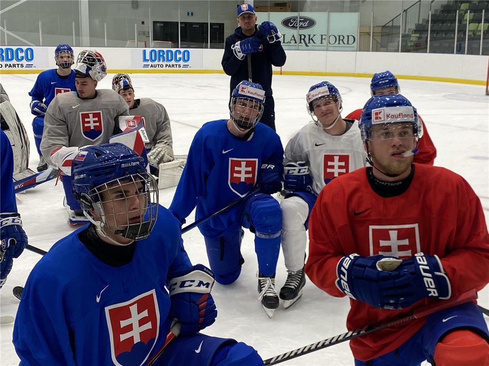 Slovenskí hokejisti na tréningu.