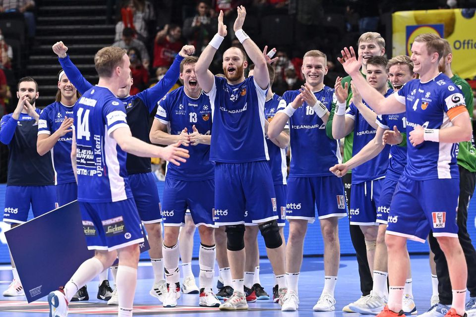 Islandskí hráči oslavujú po výhre nad Maďarskom