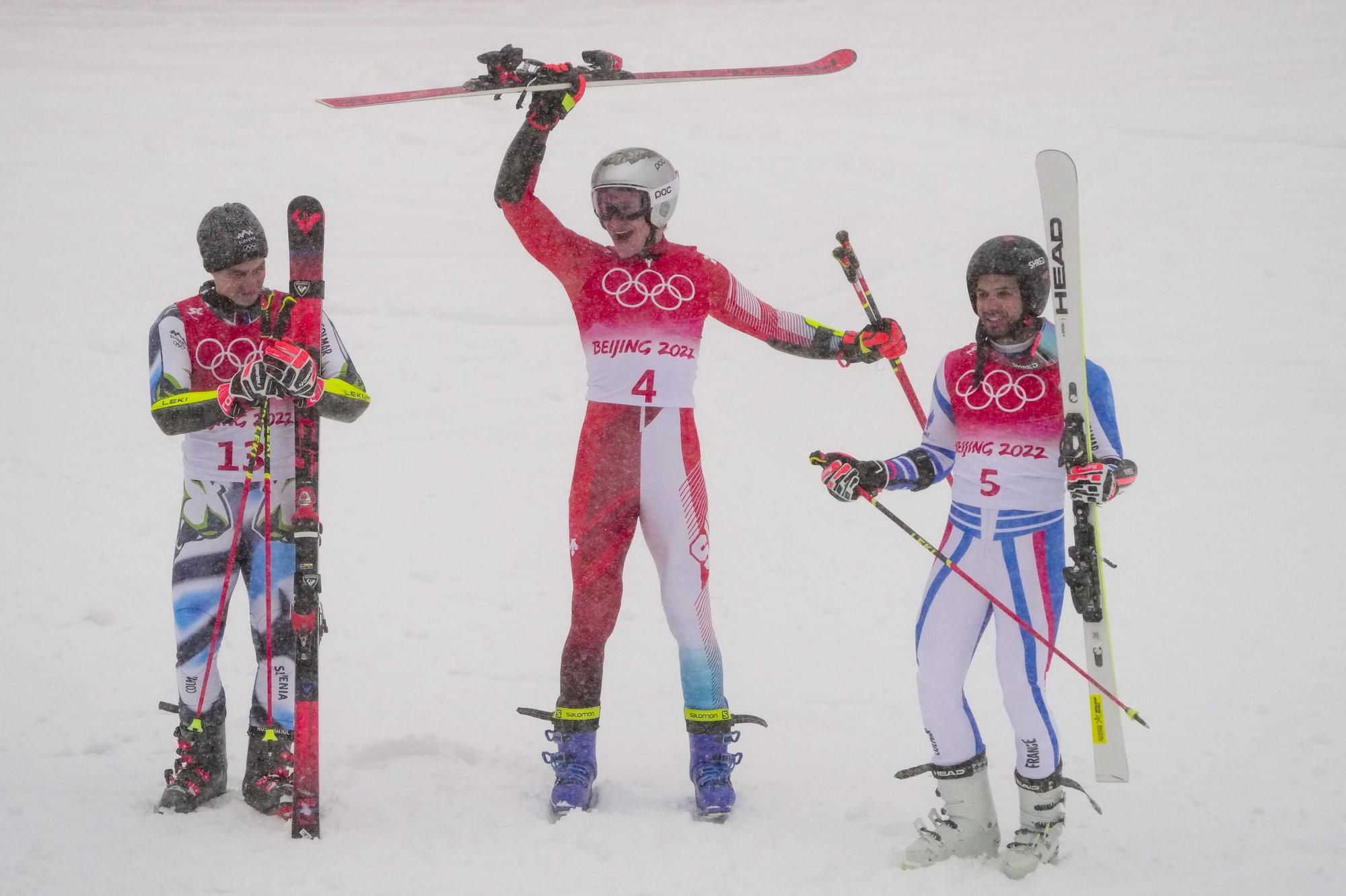 Uprostred zlatý Švajčiar Marco Odermatt, striebro získal Slovinec Žan Kranjec (vľavo), bronz Francúz Mathieu Faivre (vpravo).