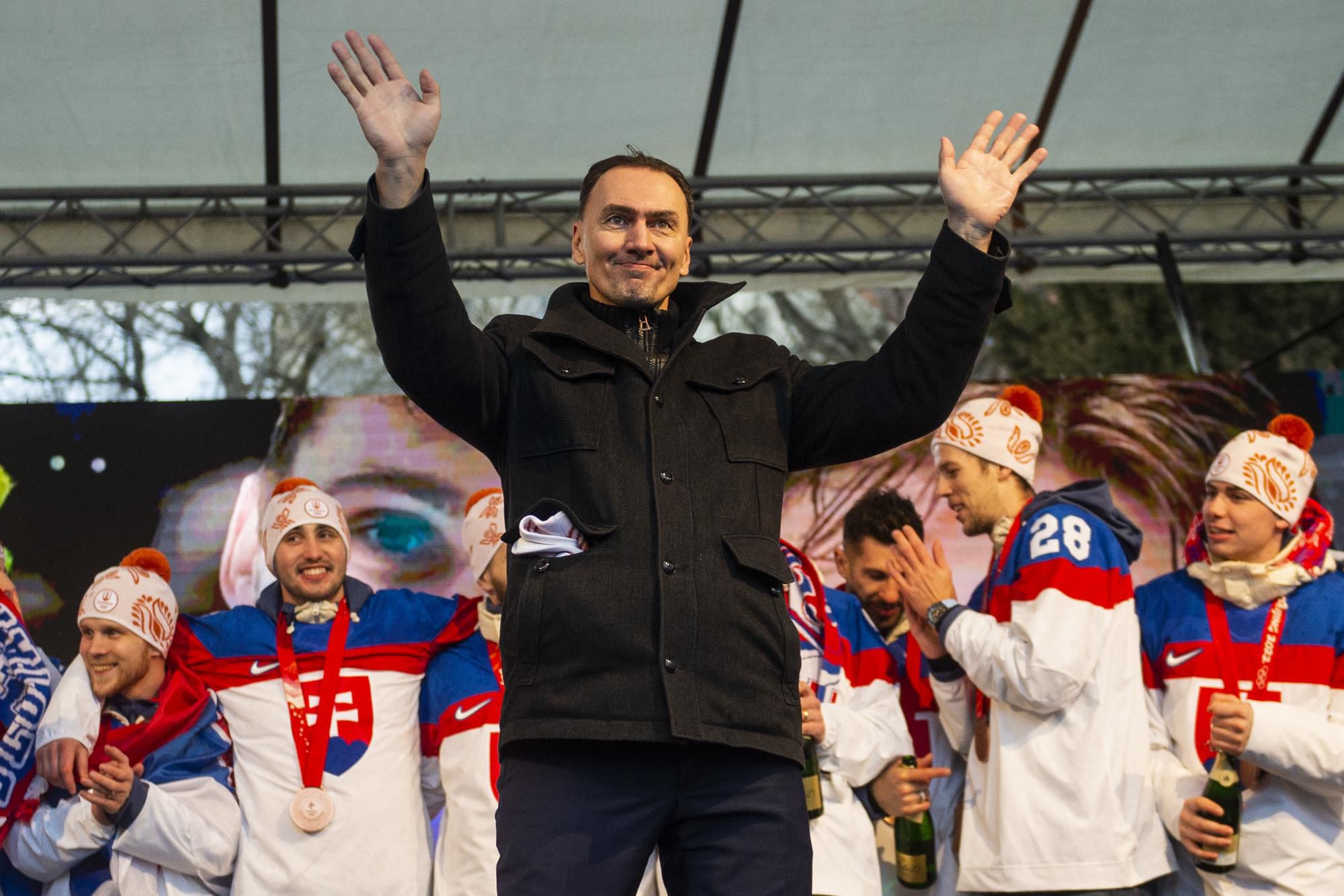 Prezident SZĽH a generálny manažér reprezentácie Miroslav Šatan počas osláv na Námestí SNP v Bratislave