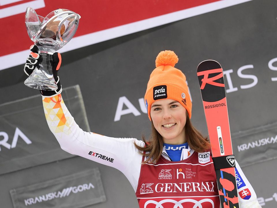 Slovenská lyžiarka Petra Vlhová oslavuje s trofejou na pódiu víťazstvo v slalome žien Svetového pohára v alpskom lyžovaní v slovinskej Kranjskej Gore.