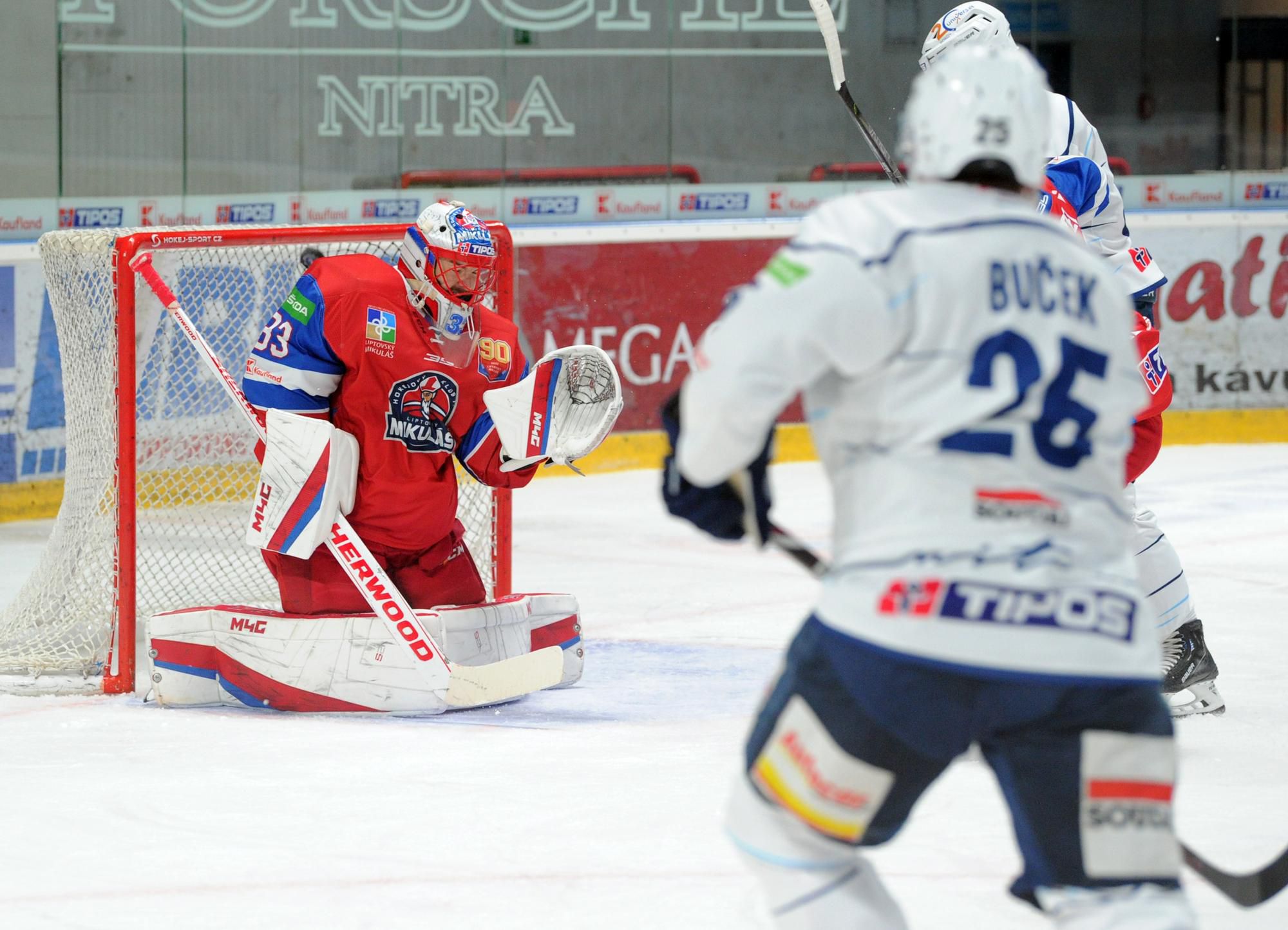 Samuel Buček z HK Nitra a brankár Tomáš Vošvrda z MHK 32 Liptovský Mikuláš