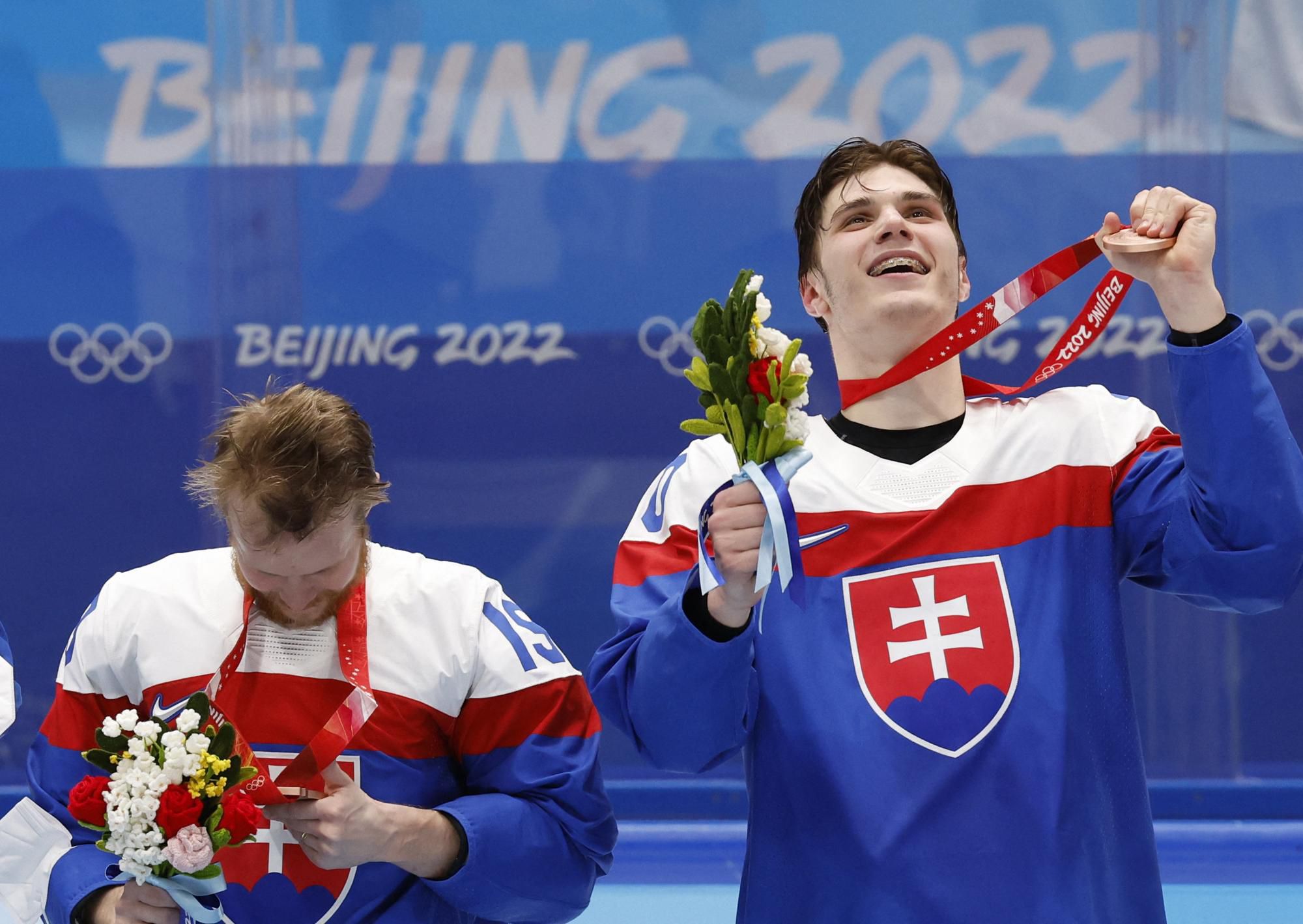 Slovenskí hráči oslavujú po zisku bronzu.