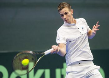 Davis Cup: Horanský v prvom sete potrápil Sinnera, Taliansko si vynútilo piaty zápas