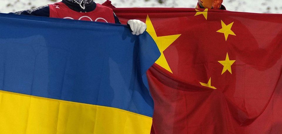 Vlajky Ukrajiny a Číny.