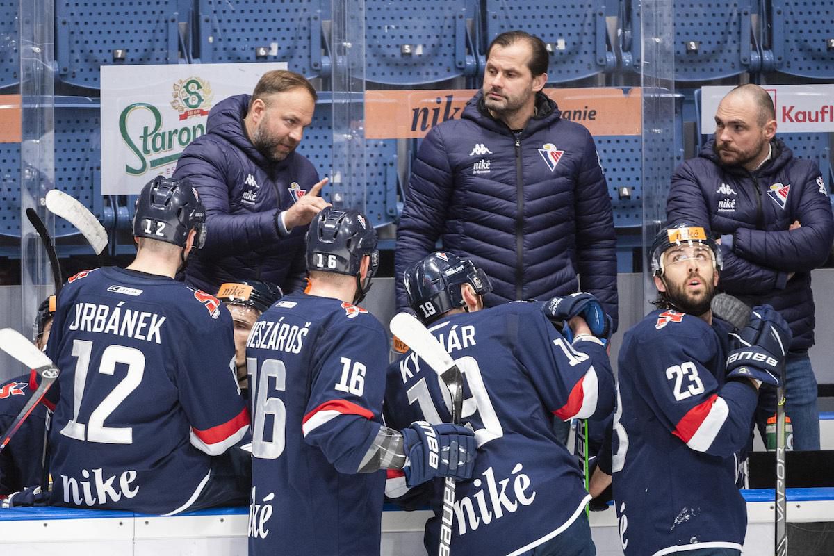 Hlavný tréner HC Slovan Róbert Döme s asistentom Jánom Lipianskym na lavičke.