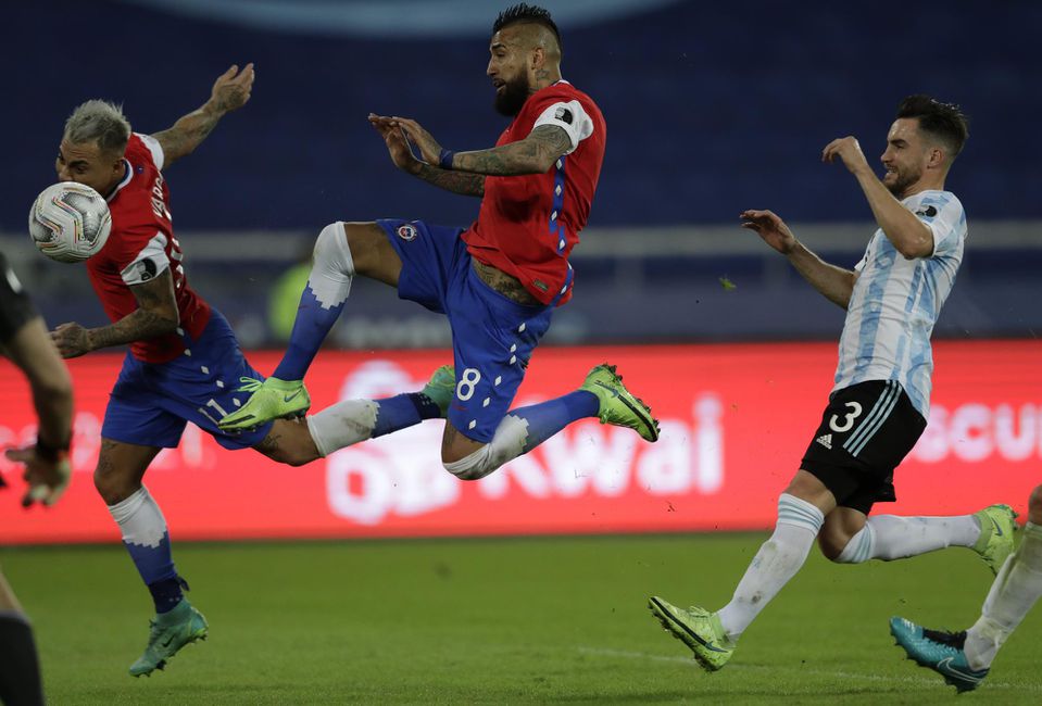 Čílsky útočník Eduardo Vargas strieľa vyrovnávajúci gól po dorážke z penalty.