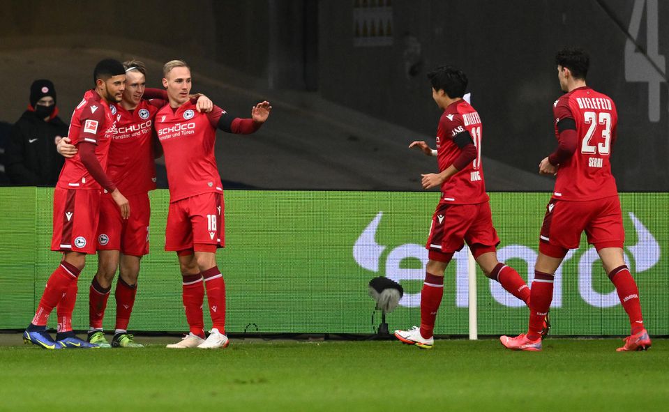 Hráči Arminie Bielefeld oslavujú úvodný gól