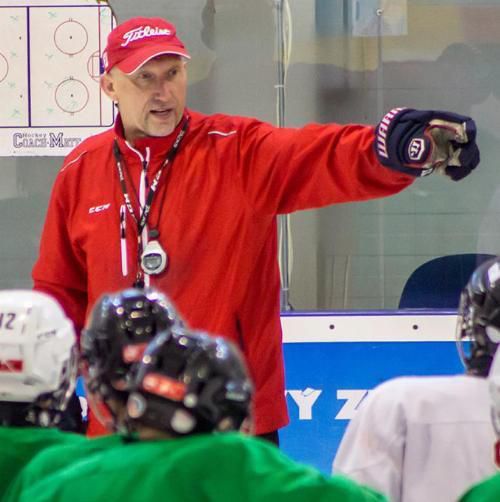 Slovenský tréner Igor Tóth usmerňuje hokejovú mládež v klube HC ETO Györ.