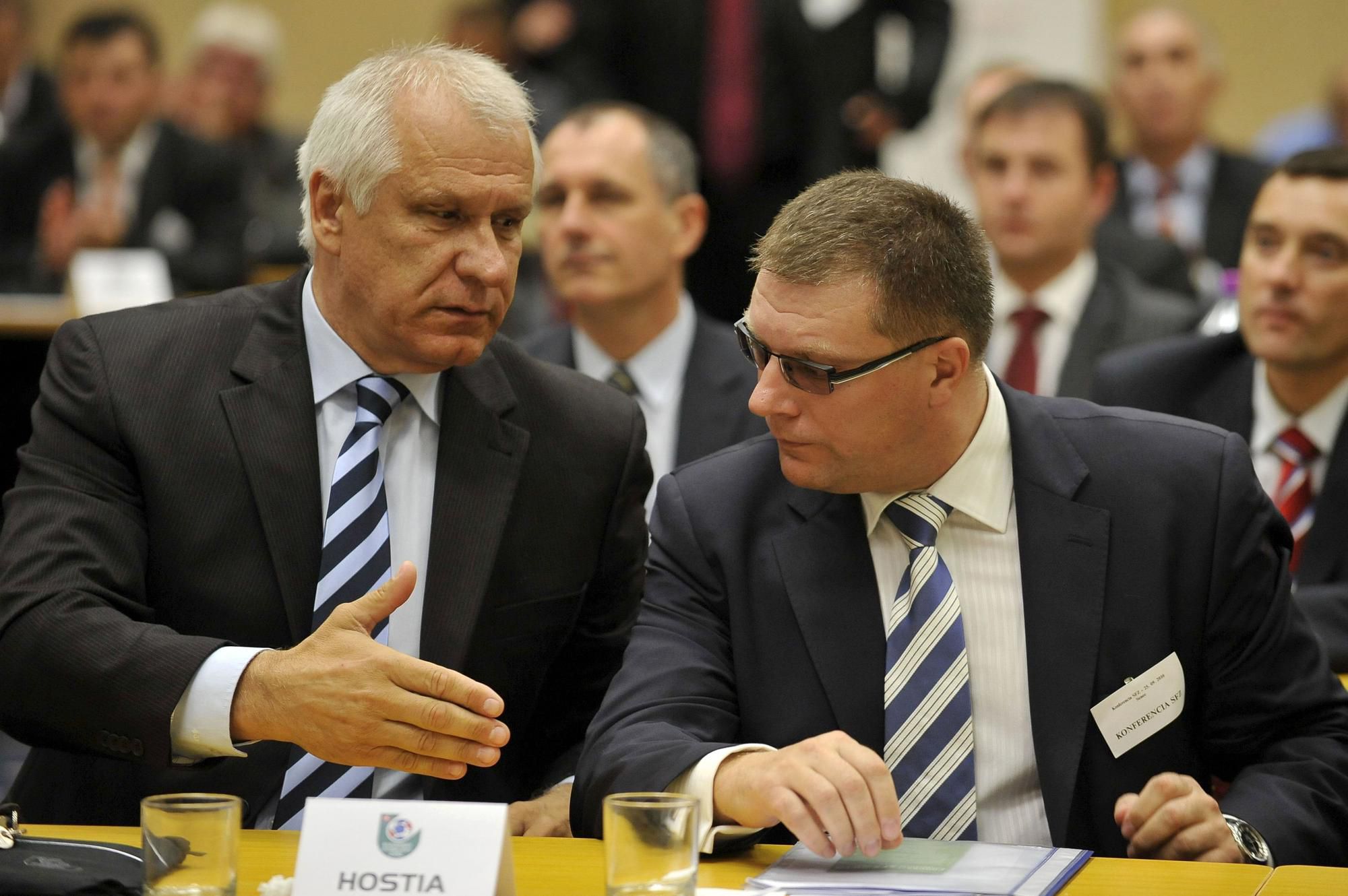 Dušan Galis (vľavo) a prezident Slovenského futbalového zväzu Ján Kováčik.