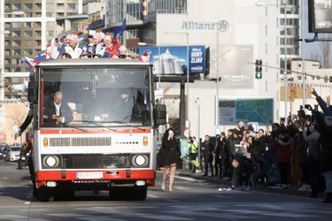 Kabrioautobus so slovenskými hokejistami v uliciach Bratislavy