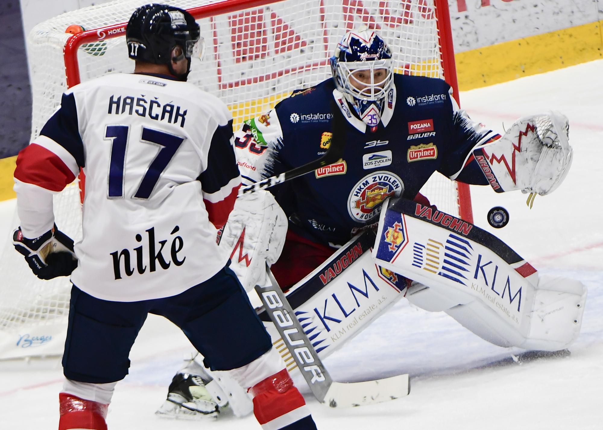 Marcel Haščák (Slovan) a vpravo Robin Rahm (Zvolen)