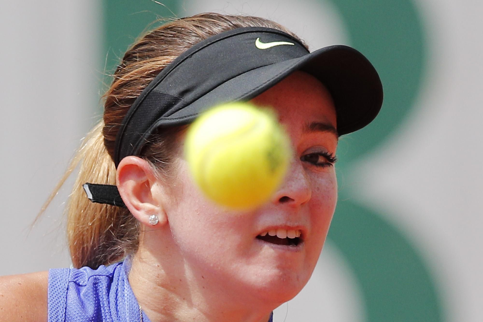 Catherine Bellisová odvracia úder Holanďanky Kiki Bertensovej počas zápasu 2. kola ženskej dvojhry na grandslamovom turnaji Roland Garros.