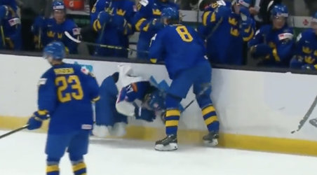 MS v hokeji U20: Švédskeho hokejistu potrestali za faul na Šimona Nemca