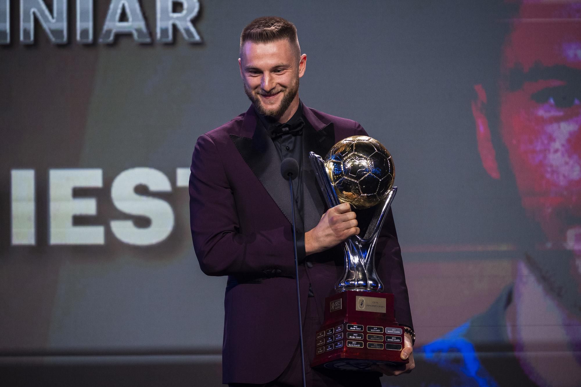 Milan Škriniar (Inter Miláno) s Cenou Jána Popluhára pre víťaza ankety Futbalista roka 2021