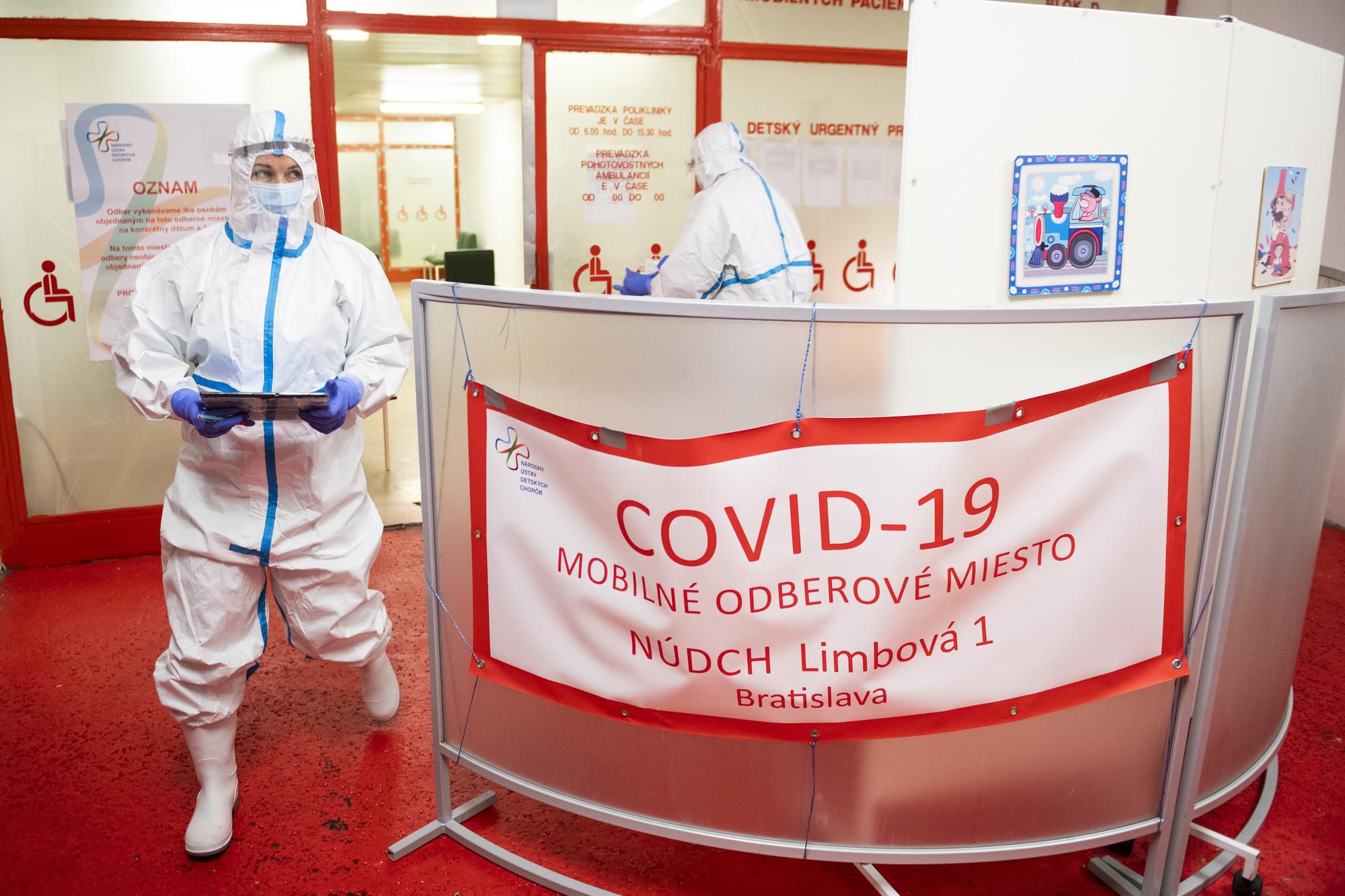 Bývalá tenistka Dominika Navara Cibulková (druhá vľavo) v ochrannom obleku pomáha počas testovania na ochorenie COVID-19 na mobilnom odberovom mieste (MOM) v Národnom ústave detských chorôb (NÚDCH) v Bratislave 19. januára 2021.